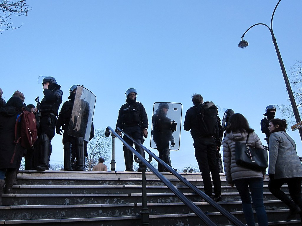 Yellow vests and police in Paris