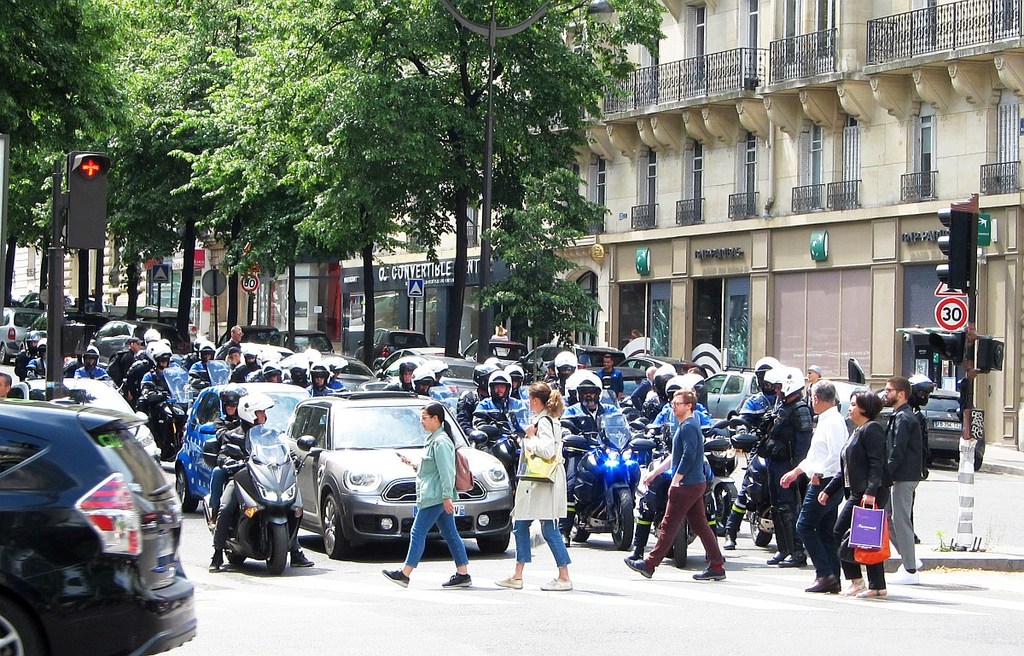 Yellow vests and police in Paris