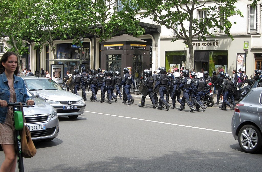 Yellow vests and police in Paris