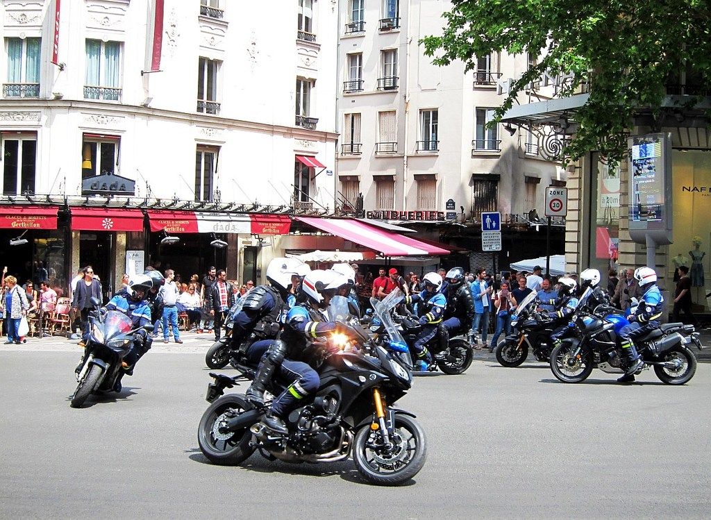 Yellow vests and police in Paris