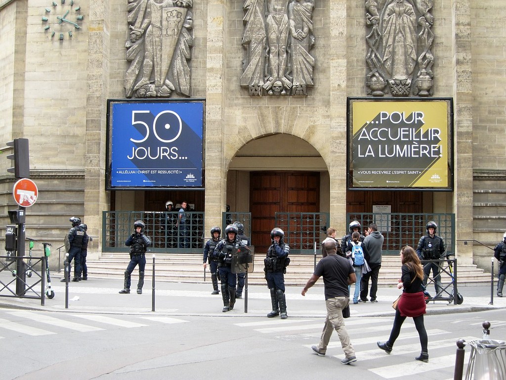 Yellow vests and police in Paris