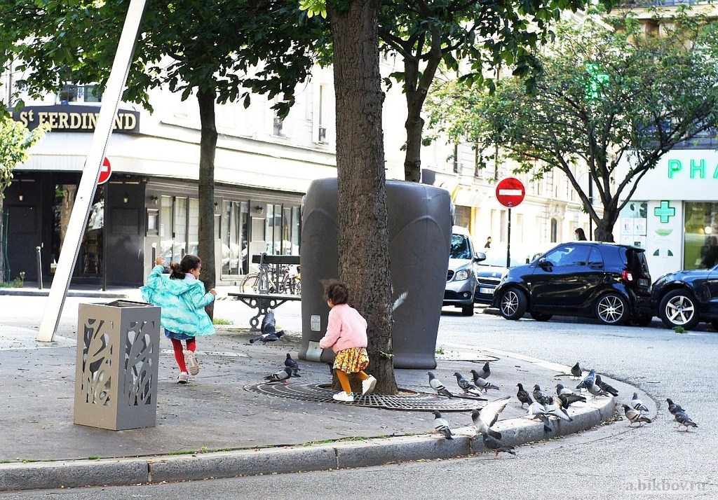 Going social during the outbreak in Paris: ways to take over places