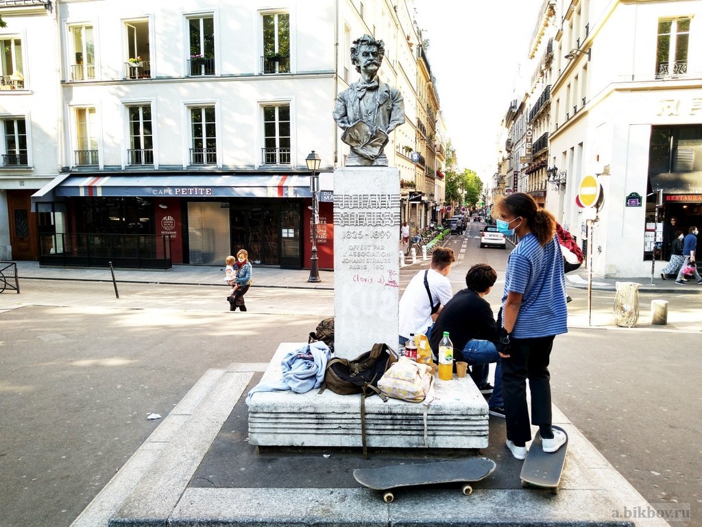 Going social during the outbreak in Paris: new and old ways to pass leisure time
