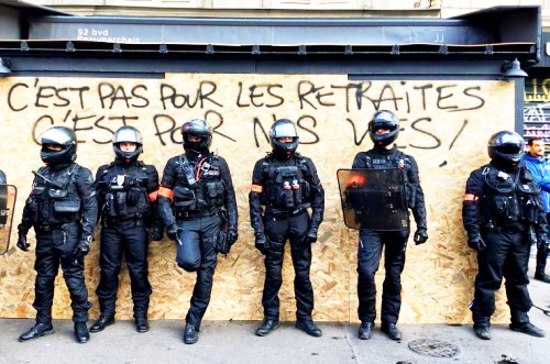 Французские полицейские на демонстрации в Париже